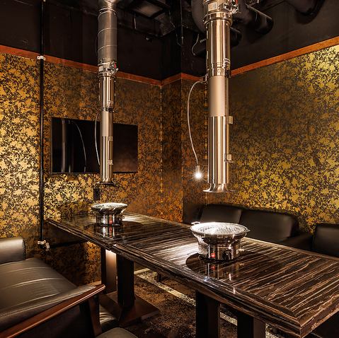 【個室4名様×2】6名様～最大28名様までご利用可能なソファー個室となっております。サークルの飲み会や企業様の部署宴会、お仲間とのイベントなど中規模のお集りにおすすめです。靴を脱いでゆったりと、くつろぎの焼肉宴会をお楽しみください◎