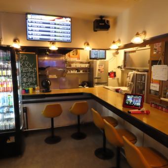 おひとり様はもちろん、デートでのご利用にもぴったりなカウンター席。温かな雰囲気の中、しっぽりと大人時間を過ごすのも良し、隣席の方と賑やかに交流を深めるも良し◎お酒を嗜みながらカラオケを楽しむことができる、当店の特等席です♪