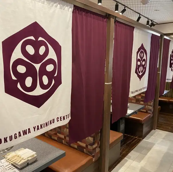 店内は 落ち着いた雰囲気の全席BOX席です！お席も通路も広々とした空間です！様々なシーンでご利用いただけます★