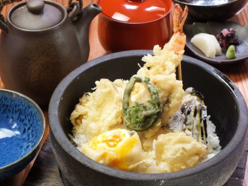 平日午餐石烤大虾碗米饭