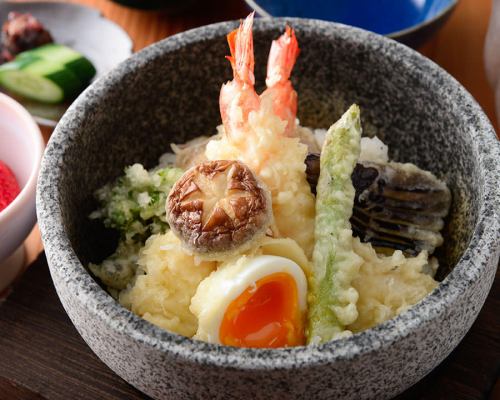 Upper stone tempura bowl ☆ You can enjoy two flavors of tempura bowl and tencha ☆