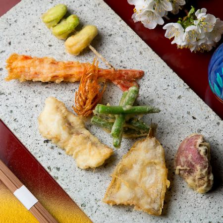 Tempura course using carefully selected ingredients including Japanese Black Beef [10-12 types of tempura + 3 dishes Supreme course 11,000 yen]