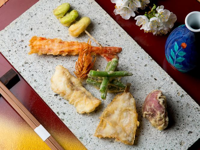 Tempura course using carefully selected ingredients including Japanese Black Beef [10-12 types of tempura + 3 dishes Supreme course 11,000 yen]