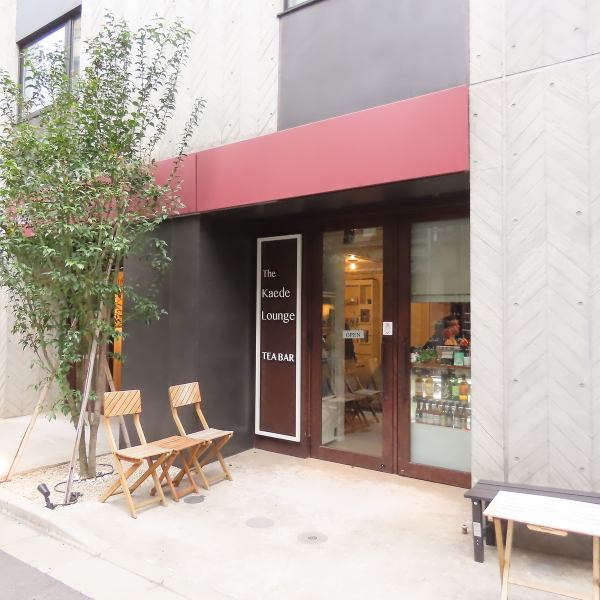 浅草駅から徒歩6分の好立地に位置する当店は、和モダンな内装が特徴的!扉を開けると、落ち着きと温かみのある雰囲気が広がり、心安らぐ空間が迎えてくれます。忙しい日常から離れ、ゆったりとした時間をお過ごしいただける特別な場所です。ぜひ、心地よいひとときをお楽しみくださいませ。