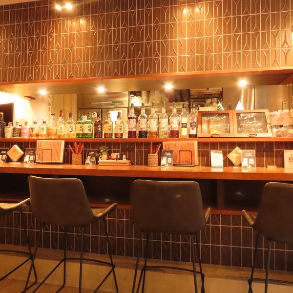 当店のカウンター席は、お一人様でも大歓迎です!スタッフとの会話を楽しみながら、お好きなお酒や料理を味わう特別な時間をお過ごしいただけます。気軽にお越しいただけるアットホームな雰囲気の中で、心温まる交流をお楽しみください。一人の時間を充実させる、素敵なひとときをお届けします。ぜひお立ち寄りください!