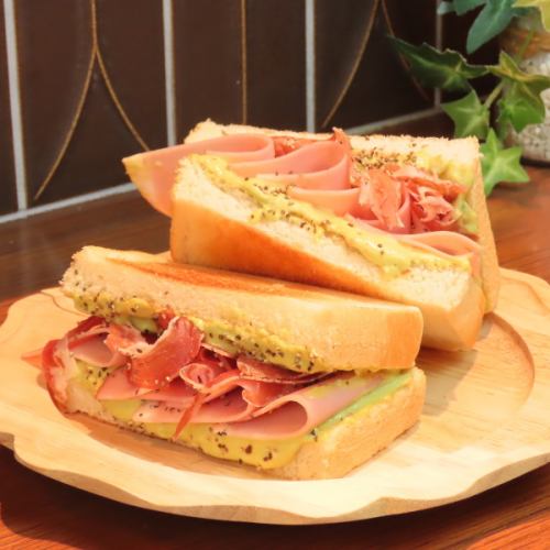 当店おすすめの一品!アボカドハムサンド