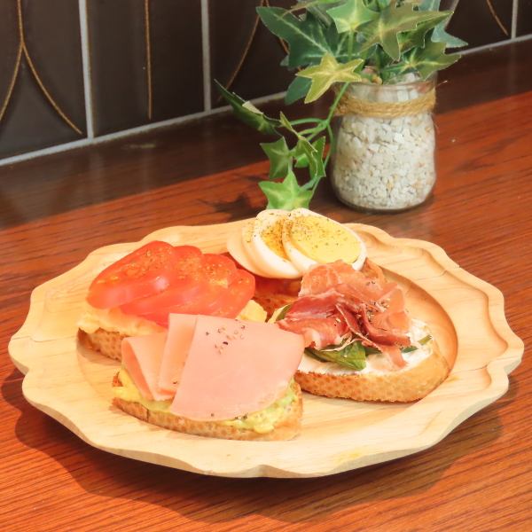 野菜やたんぱく質をバランスよく楽しめる、軽やかな4種のオープンサンド!