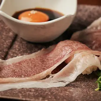 にいがた和牛の雲丹乗せ寿司 2貫／黒毛和牛の大判すき焼き寿司 1貫／黒毛和牛の大判雲丹乗せ肉寿司 1貫 各