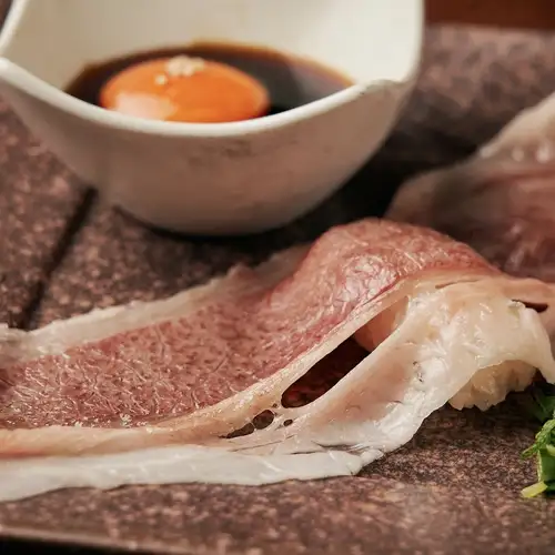 にいがた和牛の雲丹乗せ寿司 2貫／黒毛和牛の大判すき焼き寿司 1貫／黒毛和牛の大判雲丹乗せ肉寿司 1貫 各