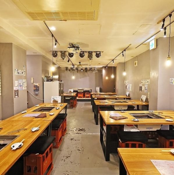 [Private reservations available for groups of 40 or more!] Our spacious and open restaurant can be reserved for groups of 40 to 50 people, where you can have fun to your heart's content without worrying about those around you! It's perfect for large banquets, such as company-wide events, department launch parties, and local gatherings.We also provide equipment such as projectors, microphones, and karaoke to liven up the venue!