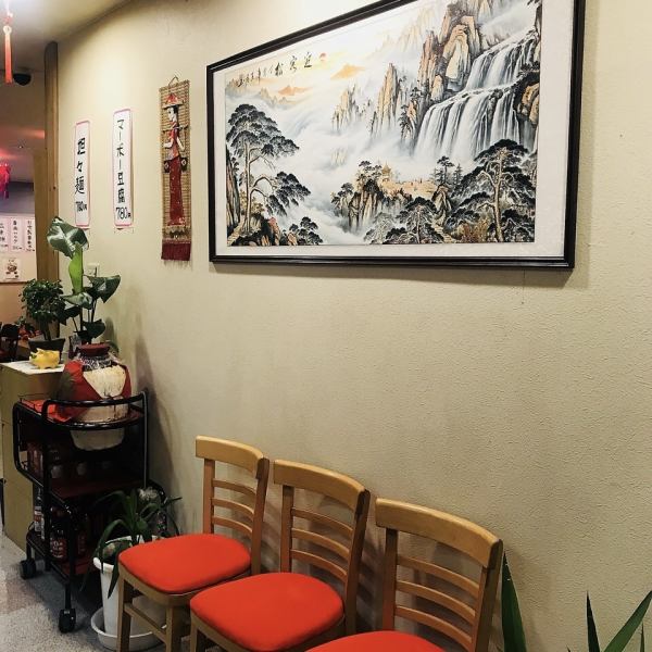店に入ると、中華独特の飾りや絵画が目を引きます。異国ムードたっぷり、ワクワクする空間で、昔ながらの中華料理からガチ中華まで心行くまでお楽しみください。
