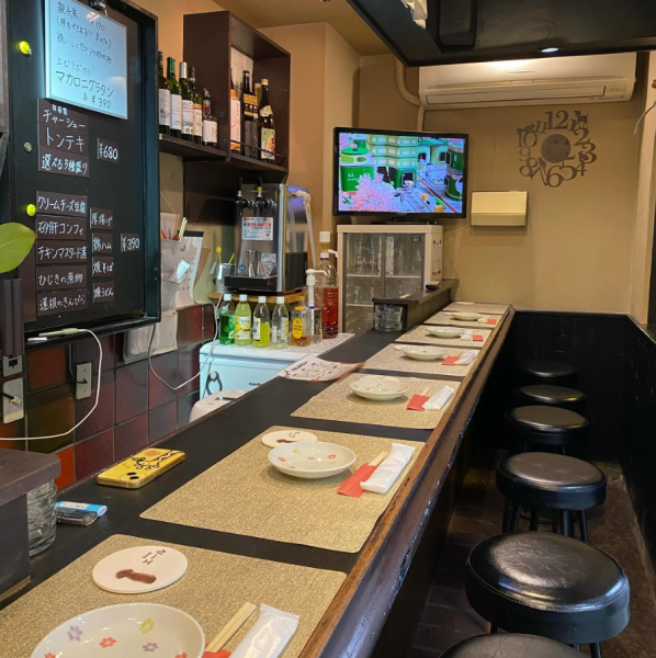 店内にはテーブル席は一切ございません！カウンター越しに店主との会話を楽しんだり、黙々と料理に集中したりと自由なスタイル。お一人様でも特別な緊張感なく馴染める親密な空間です。