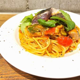 鰹のピリ辛トマトソースパスタ
