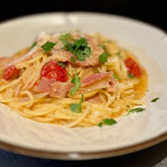 燻製ベーコンと季節野菜のパスタ