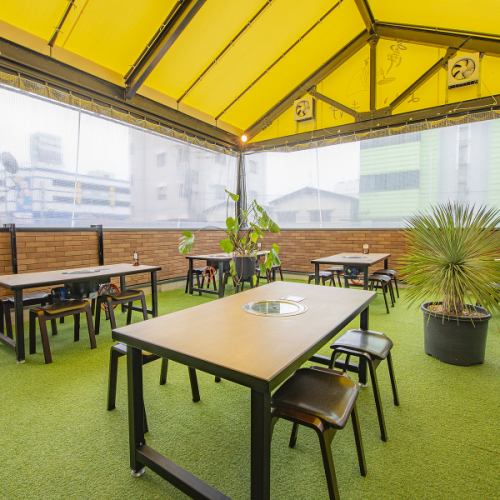 <p>焼肉の新たな楽しみ方を提案する当店では、テラス席でのグループ利用をお楽しみいただけます。最大40名まで貸切可能なので、大盛況のパーティーにも最適です！冬場は暖房も完備しており、通年を通してお楽しみいただけます。開放的な空間で、特別なひと時をお過ごし下さい。</p>