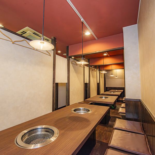 焼肉好き必見のスポットがここに！店内はテーブル、お座敷すべて個室なっておりますが、仕切りを外して最大25名での貸切が可能です！友達や家族とともに楽しいひとときを過ごせます。個室も豊富に揃えているため、プライベートを重視したい方にもおすすめです。贅沢な焼肉体験を皆様でお楽しみいただけます☆