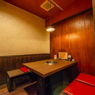 4名掛けのテーブルを3席ご用意しております！ご家族でのお食事や宴会などにピッタリのお席です。