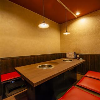 8名掛けテーブルが１席ございます！