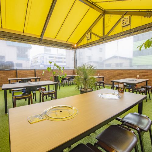 炭火を囲む、開放テラス！