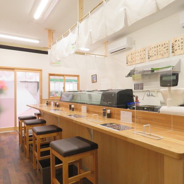 ≪Bright and clean interior≫ It is a shop with an atmosphere where even one person can casually drop in. ◎ Only counter seats are available, but it is a shop that can be enjoyed by a wide range of people from families to couples.We look forward to your visit.
