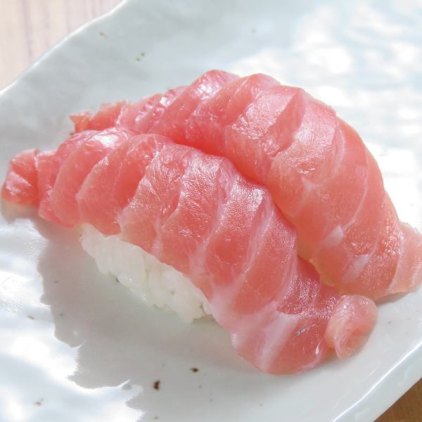 ◇Extremely fresh! Fresh and fatty toppings are recommended for the "Medium Toro Nigiri 1 piece" 198 yen (tax included)◇