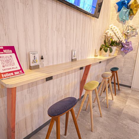[Perfect for studying and remote work] The store has an impressive inorganic and stylish design.The accessories are also very cute, and the space is filled with attention to detail.There are about 9 seats available at the counter, which is convenient for one person.It also has a convenient charging outlet! It can also be used for remote work.
