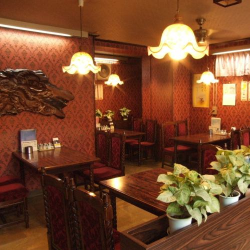 1階にテーブル席をご用意しております。会社帰りやご家族でのお食事にオススメです。