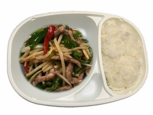 揚げ捕りの特製ソースかけ、鶏肉の辛味炒め、鶏肉の甘酢かけ、豚肉ピーマン辛味噌炒め