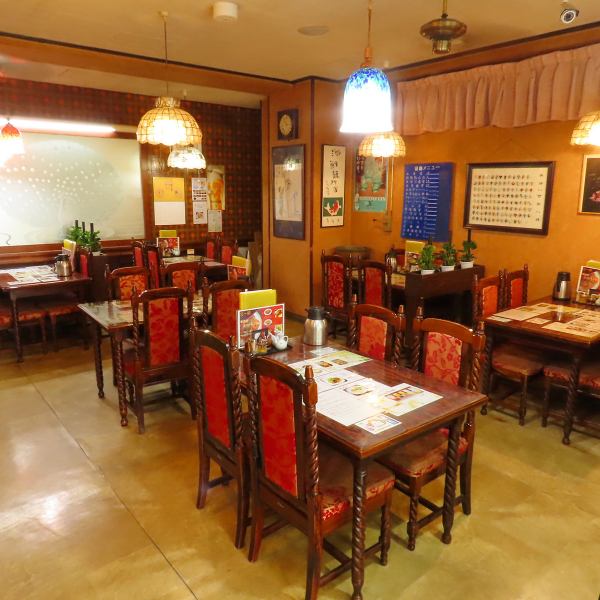 個室は落ち着いた雰囲気で、家族や友人との会食、少人数の集まりに好評です。さらに地下には24～30名対応のスペースも備え、会合や同窓会などにも利用可能。壁紙や照明にレトロな温もりが漂い、プライベート感があるため、親しい方々と気兼ねなく過ごせるのが魅力です。