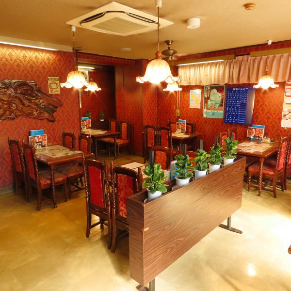 テーブル席は明るく開放的で、1人利用やランチから気軽な飲み会まで幅広く対応。最大20名まで利用でき、料理を囲みながら自然に会話が弾みます。日常使いに便利で、普段の食事や仲間内の集まりに最適。老舗ならではの落ち着いた雰囲気の中で、気軽に中華を楽しめます。