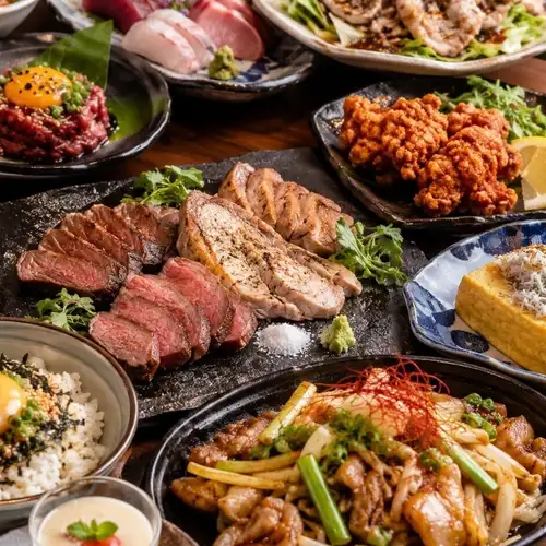 我们的招牌品尝套餐包含 8 道菜，以及 2 小时无限畅饮，价格为 4,000 日元，其中包括金枪鱼、笹坂鱼（鱼饼）和十和田烤（烤鱼饼）等当地特色菜。