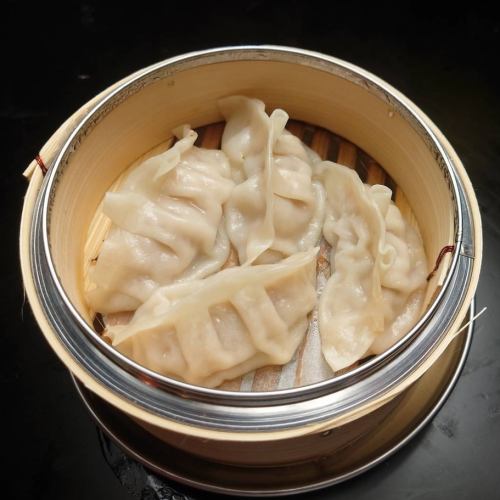 4 steamed dumplings with gravy