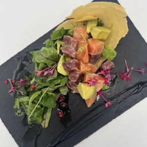 金枪鱼、鲑鱼和鳄梨鞑靼