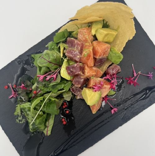 マグロとサーモンとアボカドのタルタル仕立て