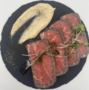 黑安格斯烤牛肉配蒜香马斯卡彭酱