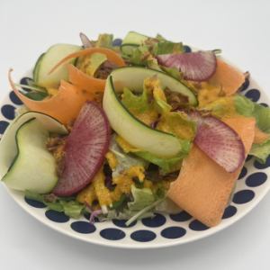 混合沙拉配特制胡萝卜酱