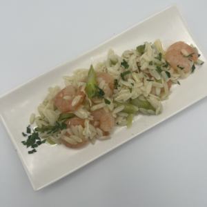 虾和芦笋“Risoni”沙拉