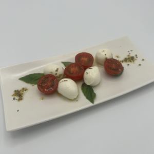 水牛奶酪和新鲜番茄卡普雷塞