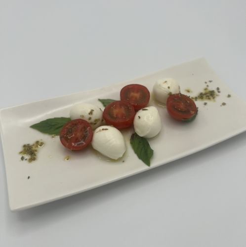 水牛モッツァレラチーズとフレッシュトマトのカプレーゼ