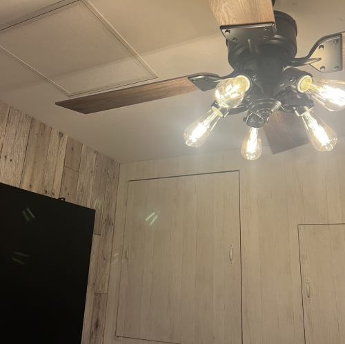 窓から光が射す明るい席は見晴らしもよく、テーブルも横長なのでゆったりと座れます。限定のテラス席もご用意しております('◇')ゞ