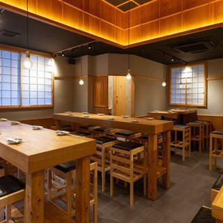 店內的裝潢是日式裝潢風格，空間散發出木頭的溫暖。我們設有餐桌座位，您可以在那裡與朋友和同事交談。