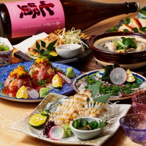 包含本店特色海鲜和与鱼类菜肴完美搭配的日本酒的无限畅饮套餐4,000日元起！