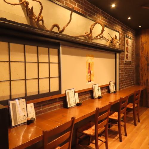 <p>【ゆったりとしたカウンター席】店内にはカウンター席が多く設置されておりますので、お一人様もお気軽にお食事を楽しむことができます♪ちょっと贅沢なランチや、自分へのご褒美にぴったり♪</p>