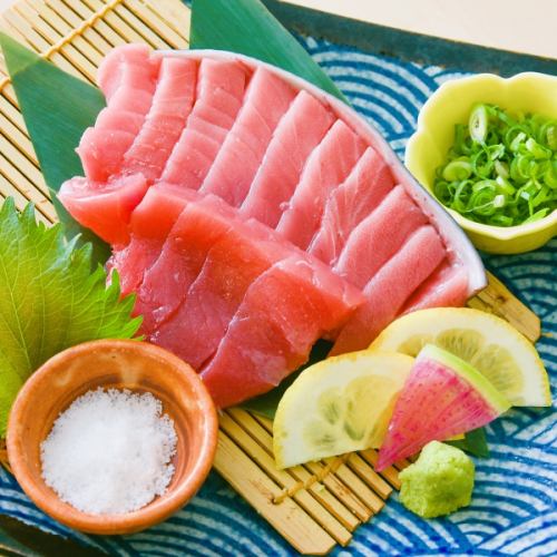 Cross-sectional sashimi of the back of bluefin tuna
