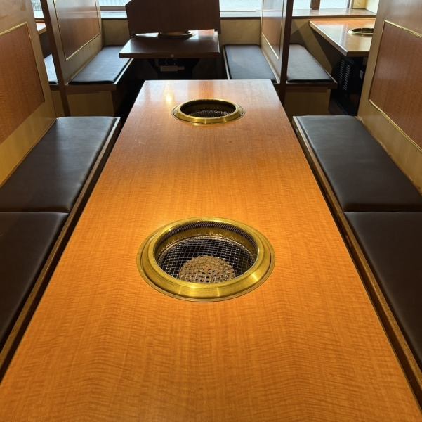 【中規模・大規模宴会にもピッタリ！】4名様・6名様用の広々としたテーブル席も複数完備しておりますので、ゆったりとおくつろぎいただけます♪ご家族、ご友人、会社の同僚と…。みんなでワイワイ焼肉を囲めば盛り上がること間違いなし◎