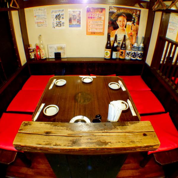 【金山】6名様まで囲めるテーブル席を囲めば盛り上がること間違いなし。気取らず食事を楽しめる空間です。