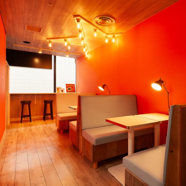 団体様やファミリーにも人気のソファ席♪ゆったりとした広さの4人掛けテーブルが2つあり、居心地の良い空間で、自慢のバーガーやドリンクをお楽しみいただけます。おしゃれなソファ席は、リラックスしながらお食事を楽しみたいお客様に最適です◎女子会やご友人との食事でのご利用など、様々なシーンでご活用ください。