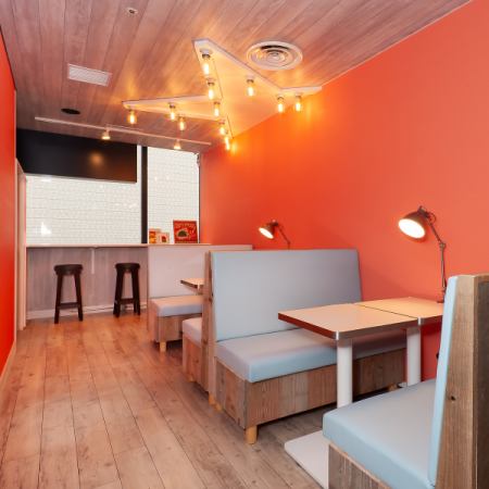 エリアごとに異なる壁紙のカラーが楽しめる4人席は、どのテーブルに座っても写真映え間違いなし！サーモンピンクやターコイズブルーなど、鮮やかな色合いが◎ご友人やご家族とのお食事にぴったりな広々としたテーブル席で、ゆったりと会話を楽しみながら、自慢のバーガーと一緒に“映えるひととき”をお過ごしください。