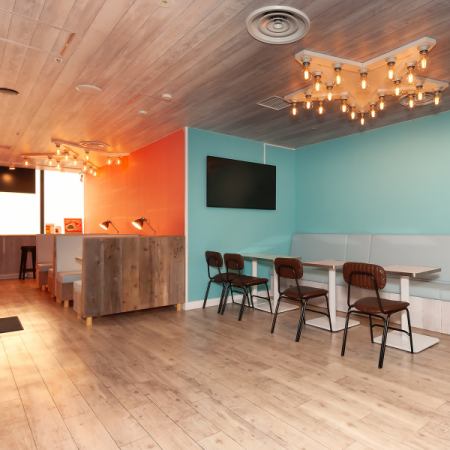 外の景色を眺めながら、気軽にお食事を楽しめるカウンター席は全部で3席。開放感のある空間で、自慢のバーガーやドリンクをゆったりと味わえます。お一人様でのご利用や、軽いお食事・デートにもぴったり♪店内の華やかな雰囲気を感じながら、ちょっとした休憩にもおすすめです。