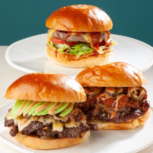 上州牛100%のパティと”パン工房シエル”の特注バンズのハンバーガーがおすすめです。自家製ベーコンのBLT